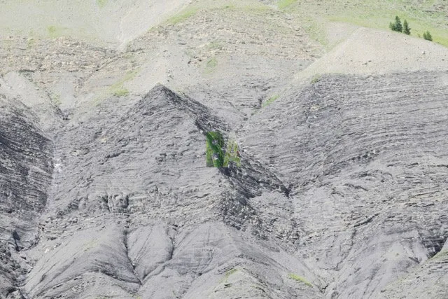 Montagne stratifié souriante