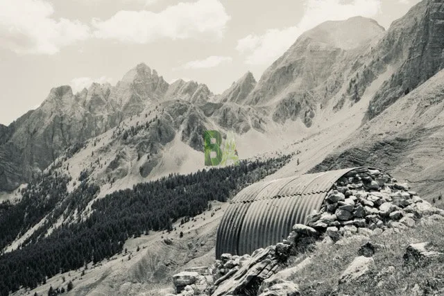 Chaines des montagnes de Pelens en noir et blanc au soleil de fin de journée en été